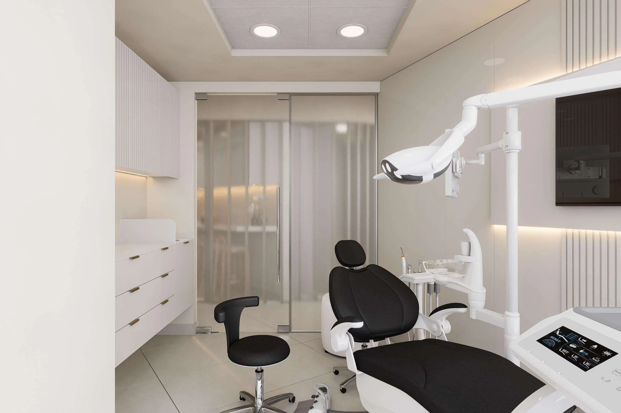 Box odontológico con sillón dental y pantalla de la Clínica Dental/Estética en Santiago — Grupo Lecaros