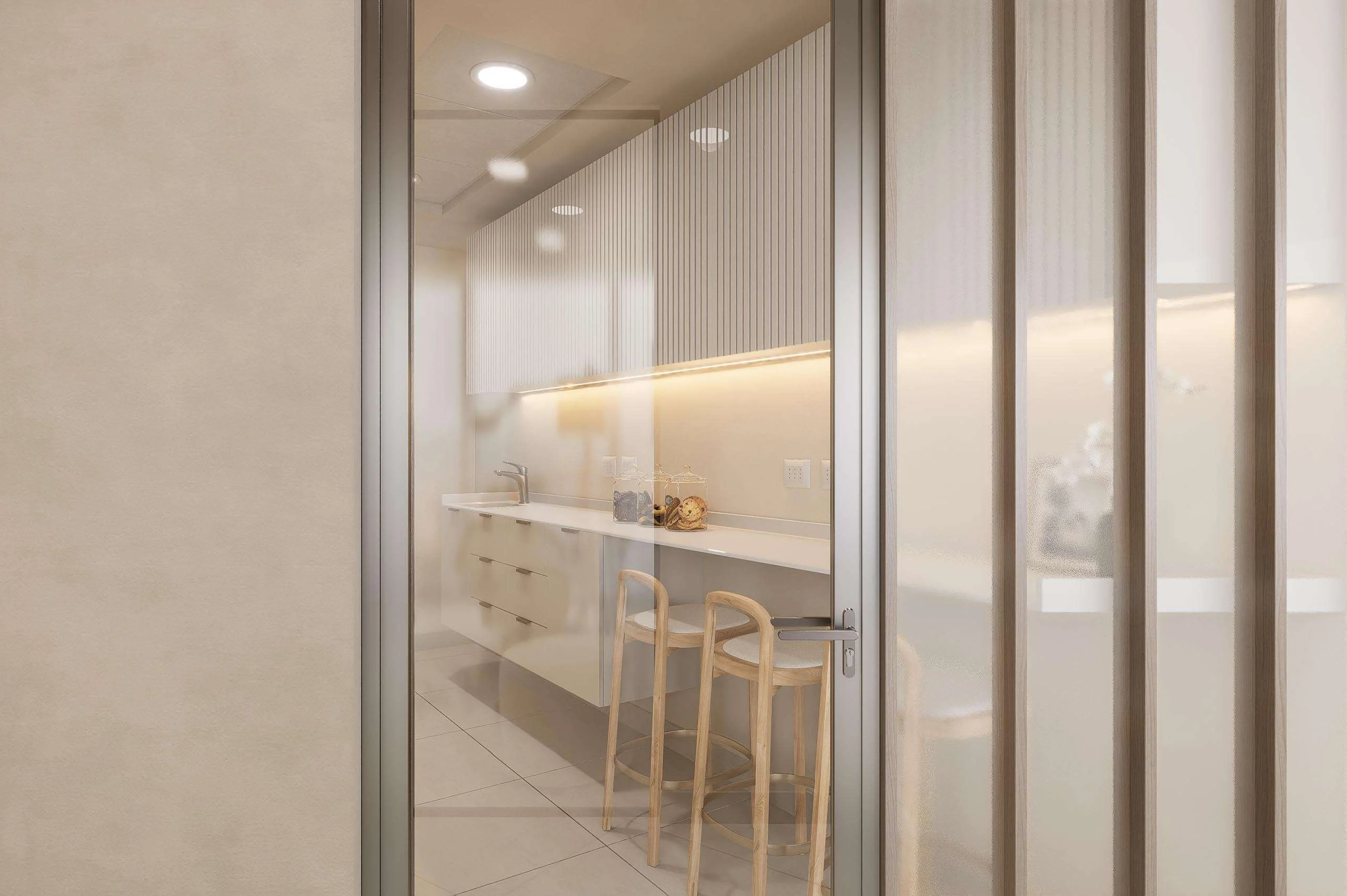 Office con mesón alto y taburetes de la Clínica Dental/Estética en Santiago — Grupo Lecaros