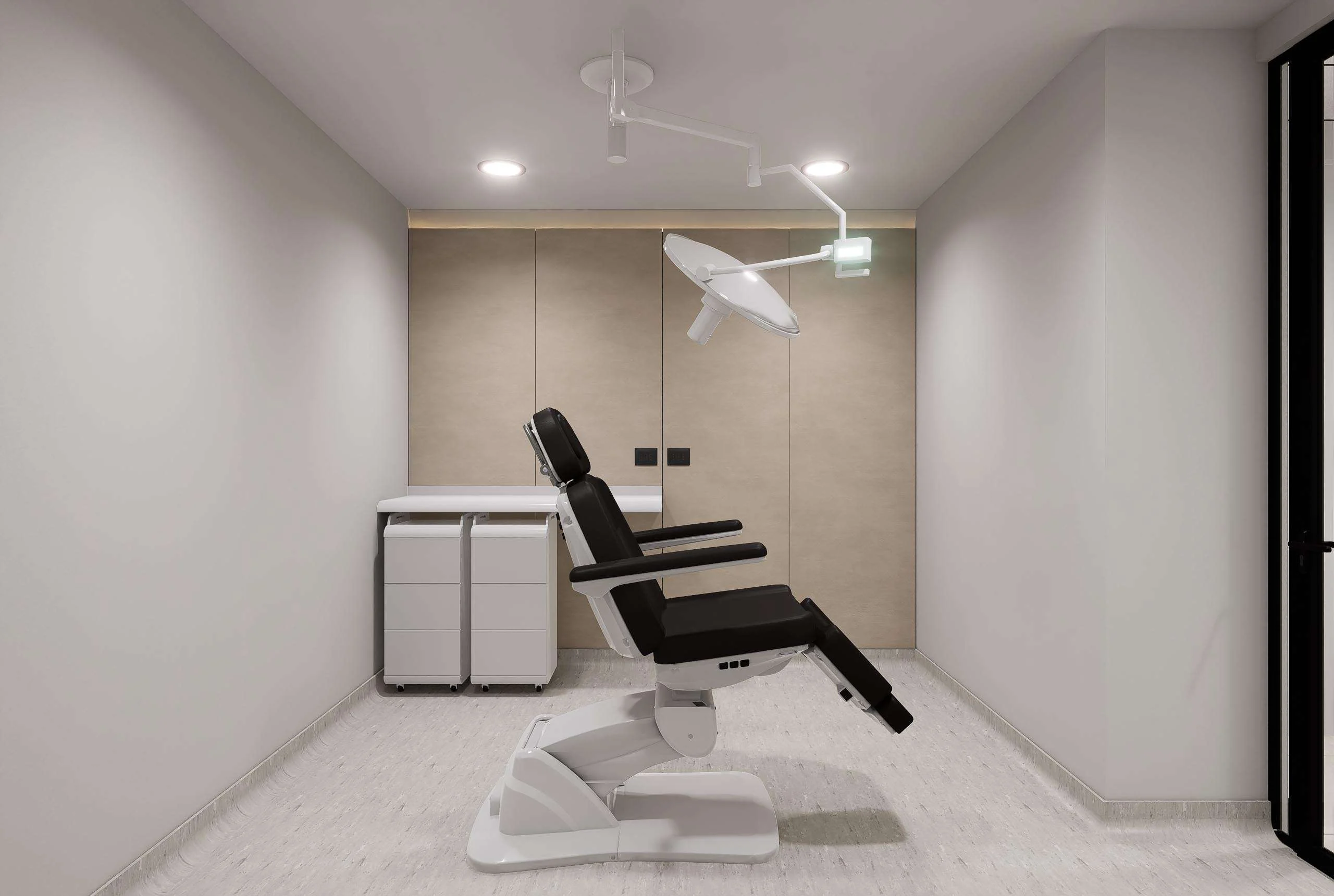 Box dermatológico con sillón de tratamiento y lámpara de la Clínica Dermatológica en Machalí — Grupo Lecaros