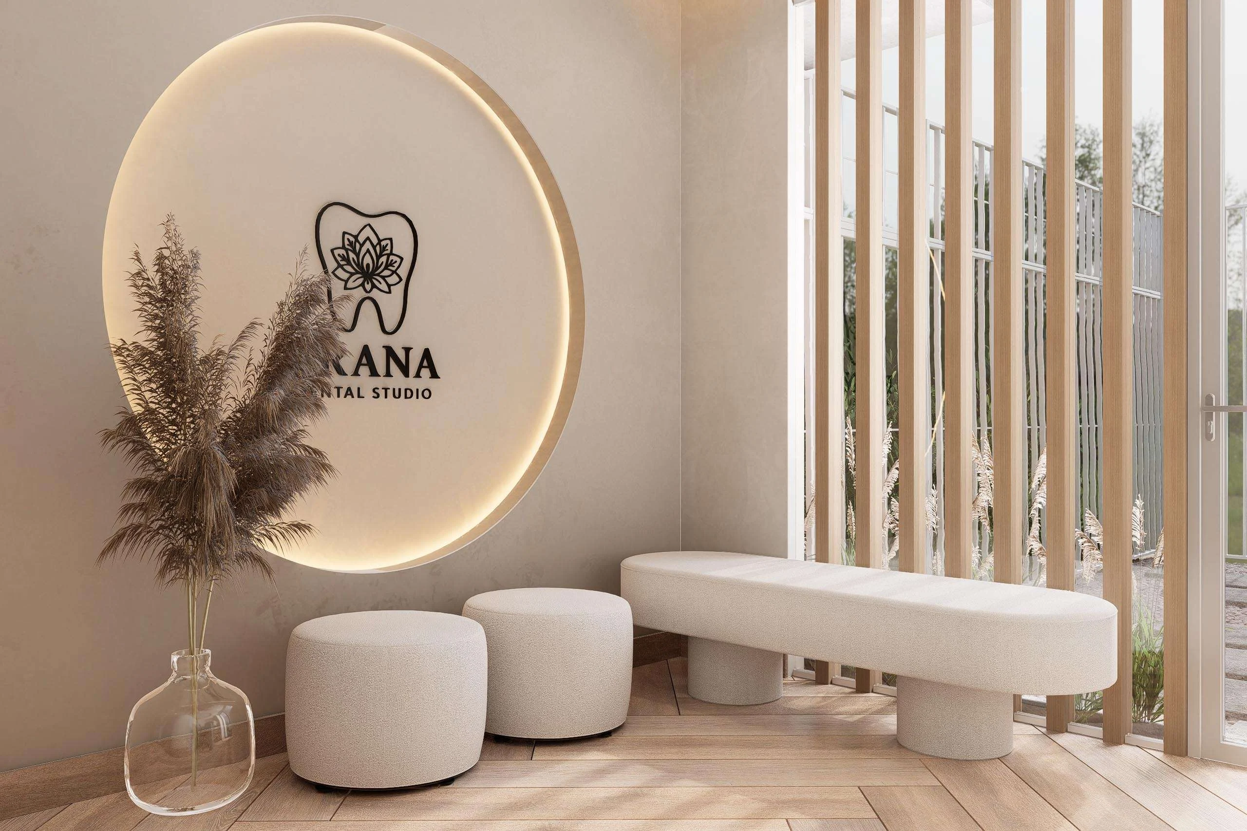 Sala de espera con banca escultórica y celosía de listones de la Clínica Odontológica en Calama — Grupo Lecaros