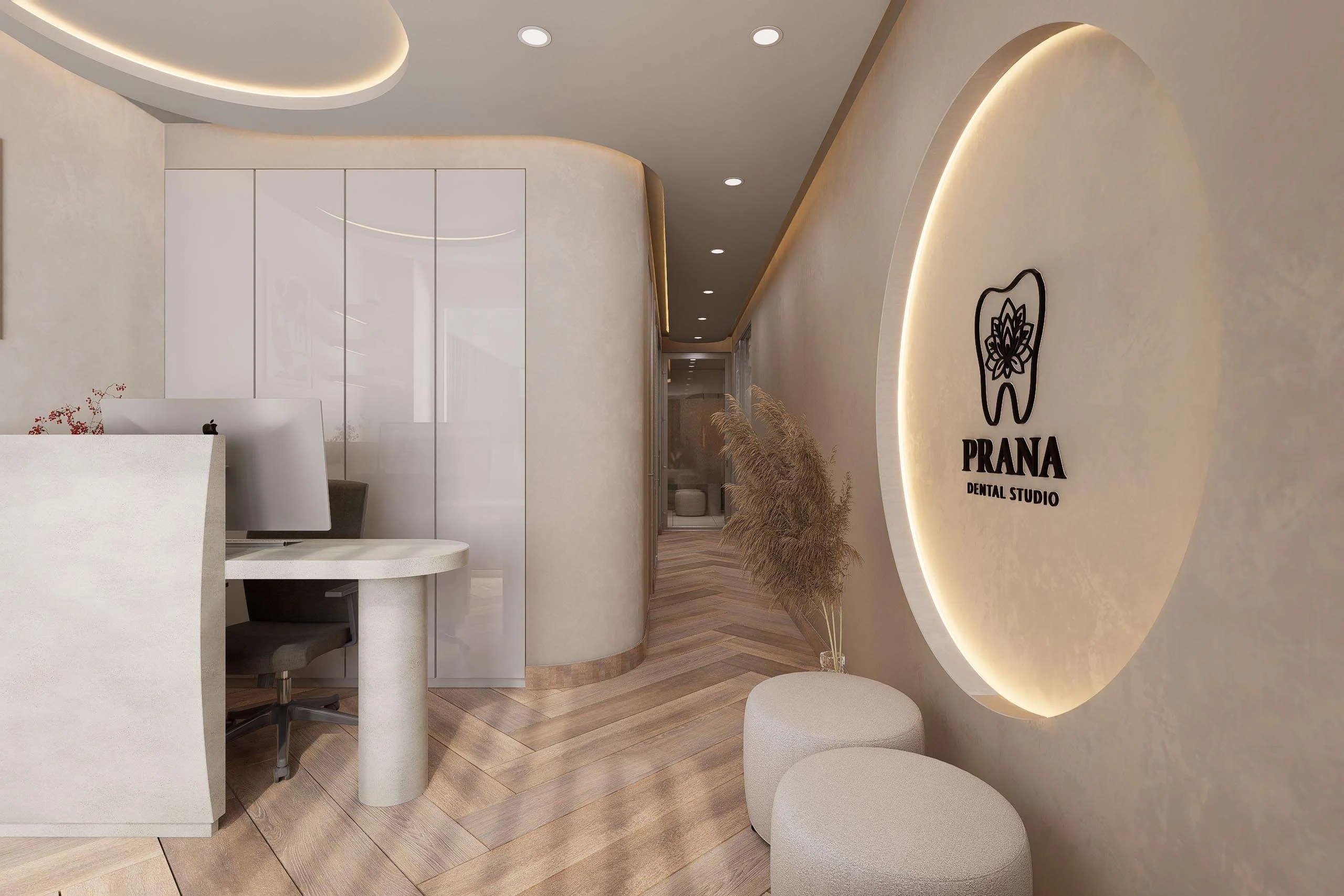 Recepción con halo de luz sobre el muro curvo de la Clínica Odontológica en Calama — Grupo Lecaros