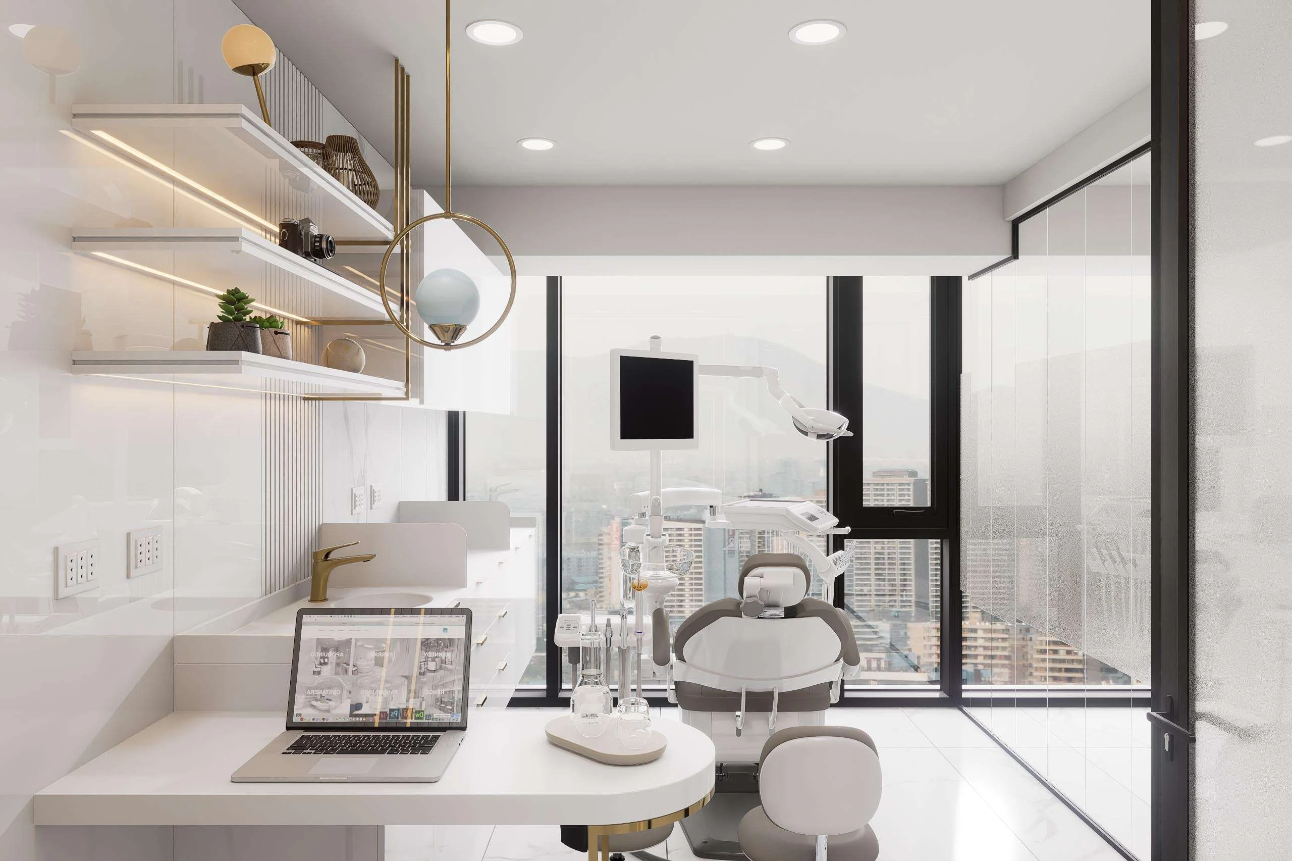 Box dental con escritorio y ventanal con vista a la ciudad de la Clínica Odontológica en Concepción — Grupo Lecaros
