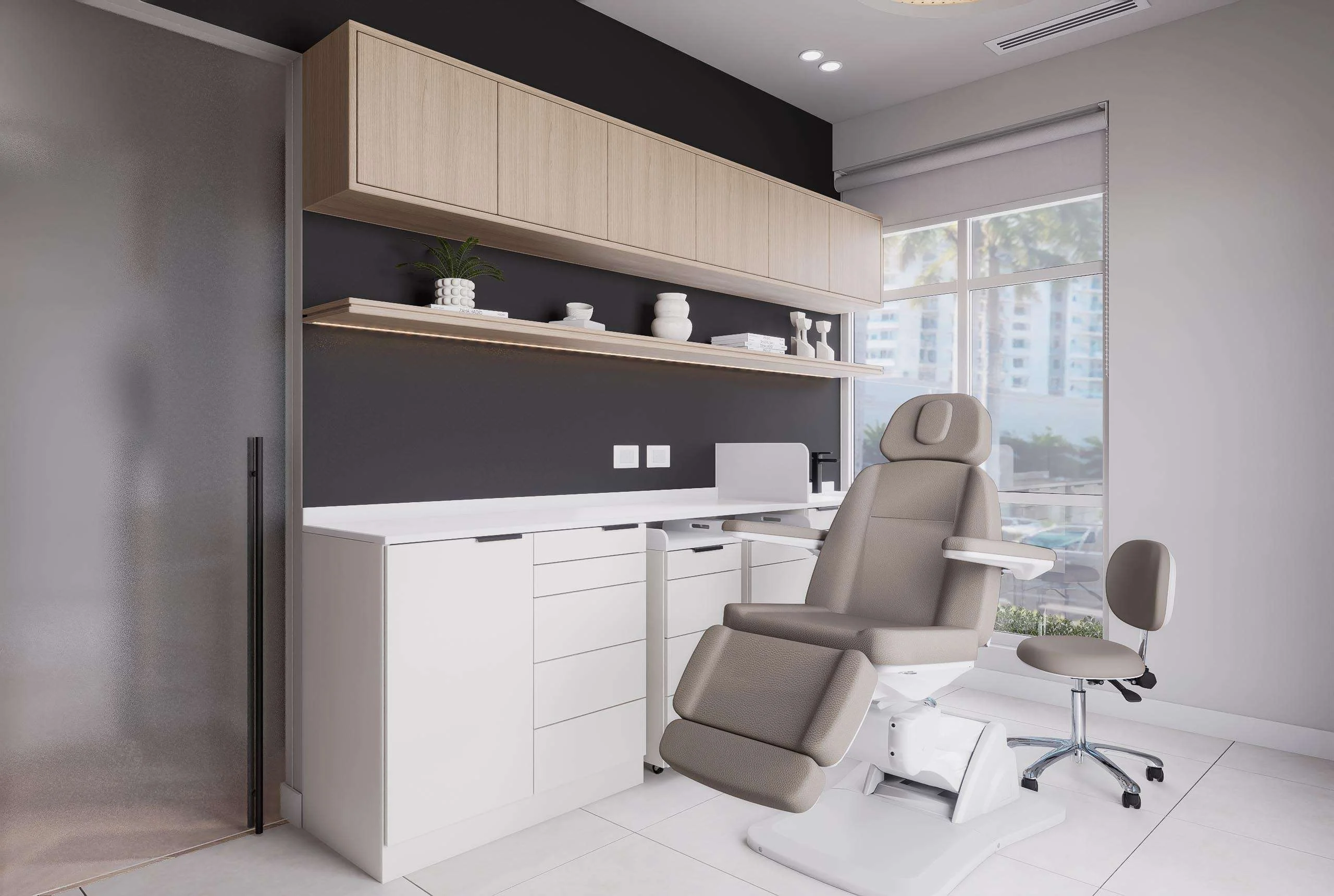 Box de atención con luz natural y vista a la ciudad del centro de Medicina Estética en Miami — Grupo Lecaros